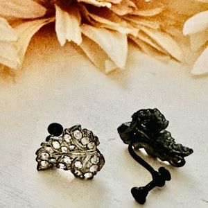 Silvertone leaf vintage earrings